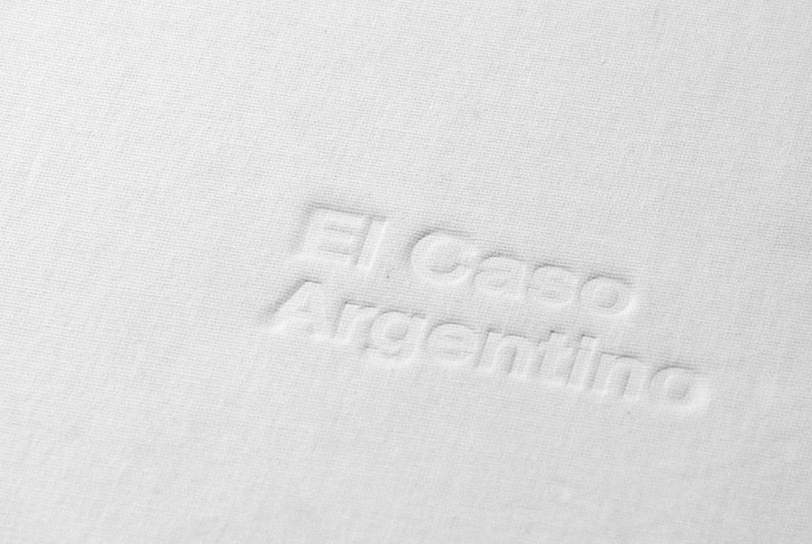 El Caso Argentino — Detalle del título en relieve sobre la cubierta